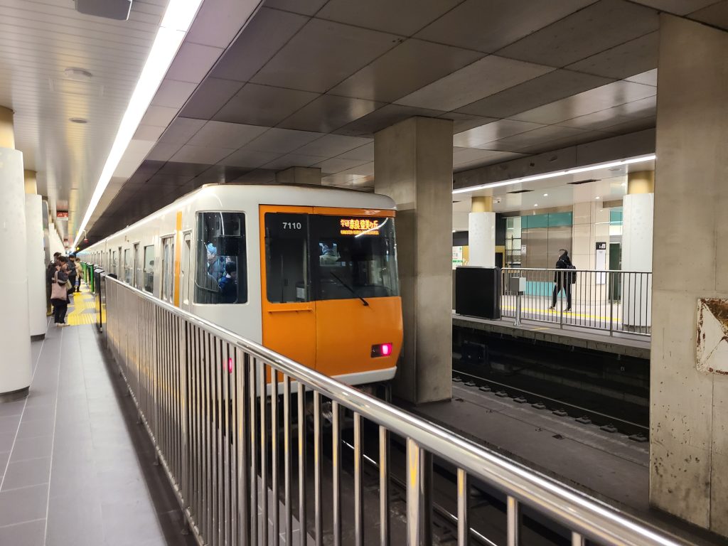 谷町四丁目駅に停車する近鉄学研奈良登美ヶ丘ゆき