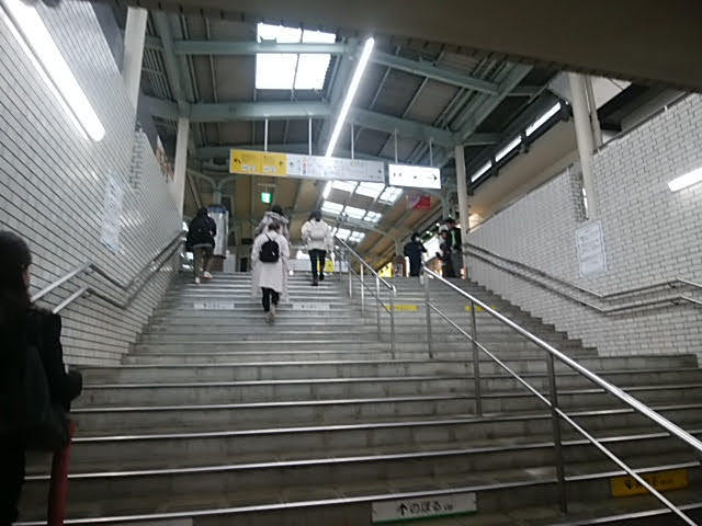 橿原神宮前駅構内通路（橿原線への乗換口）