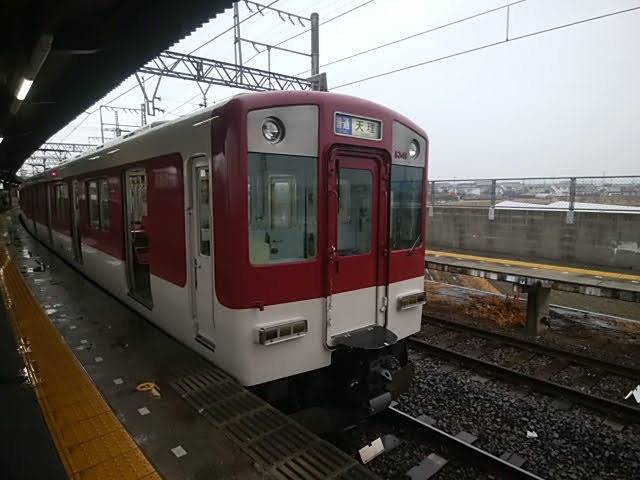 平端駅に停車する普通：天理ゆき