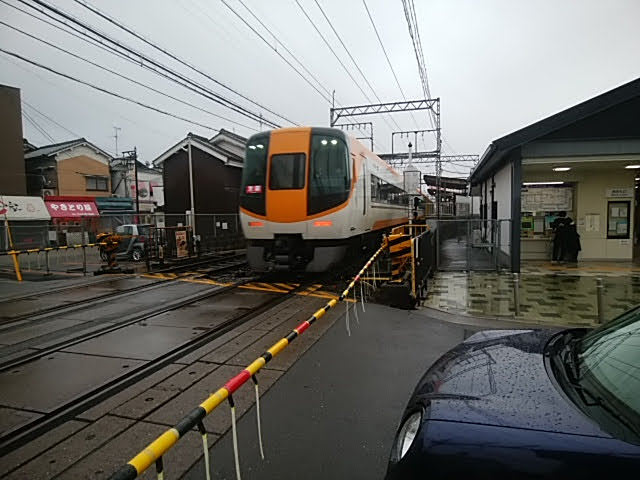 田原本駅を通過する特急京都ゆき