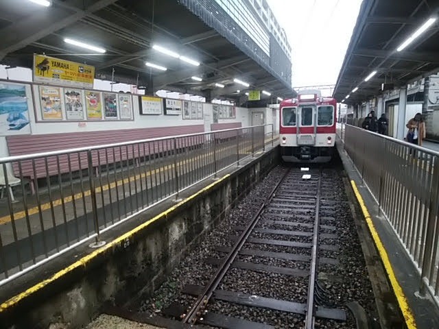 新王寺に停車する普通：田原本町ゆき