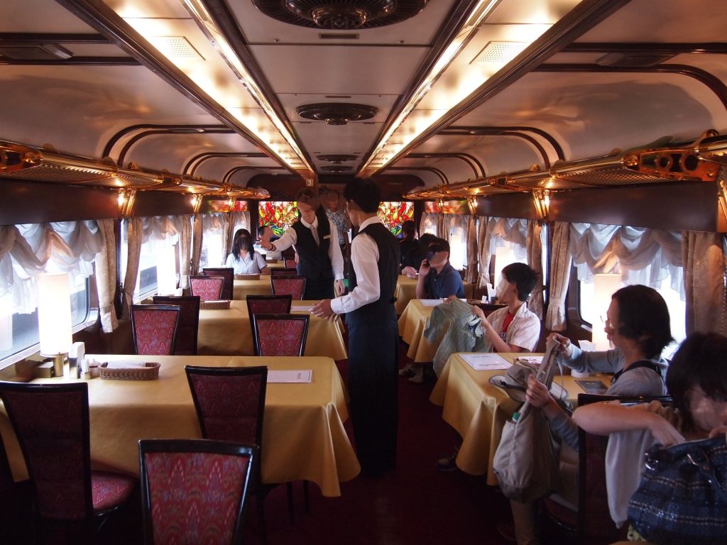 トワイライトエクスプレス食堂車内①