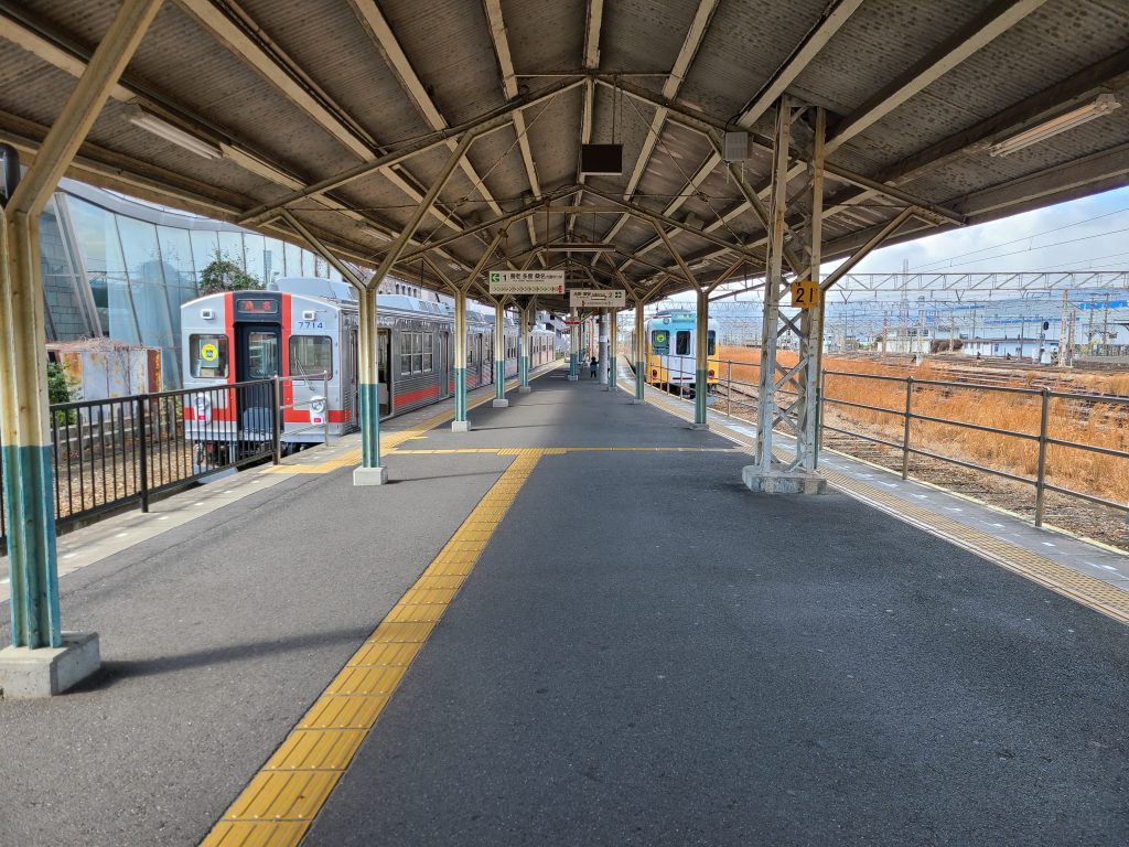 養老鉄道大垣駅に停車する、桑名ゆきと揖斐ゆき
