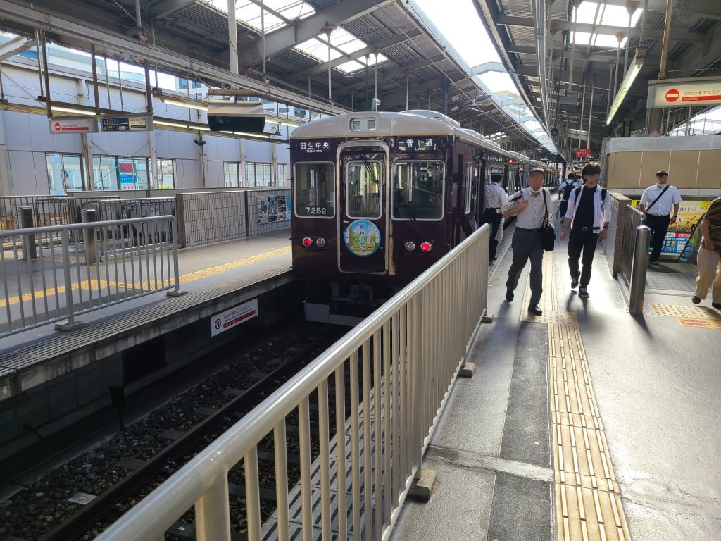 川西能勢口駅に停車する日生中央ゆき