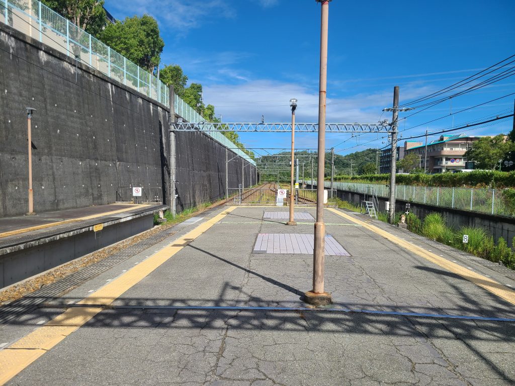 能勢電鉄日生中央駅ホーム