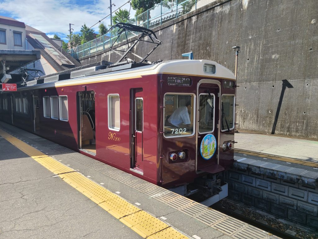 日生中央駅に停車する川西能勢口ゆき