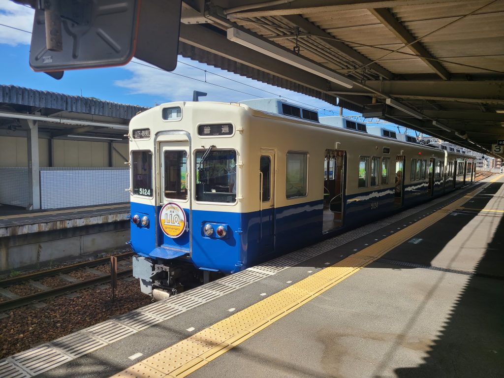 山下駅に停車する妙見口ゆき電車