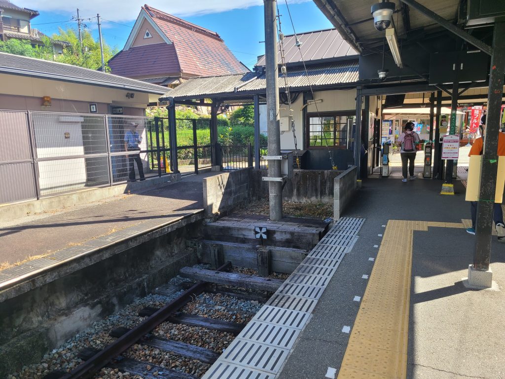 能勢電鉄妙見口駅改札付近