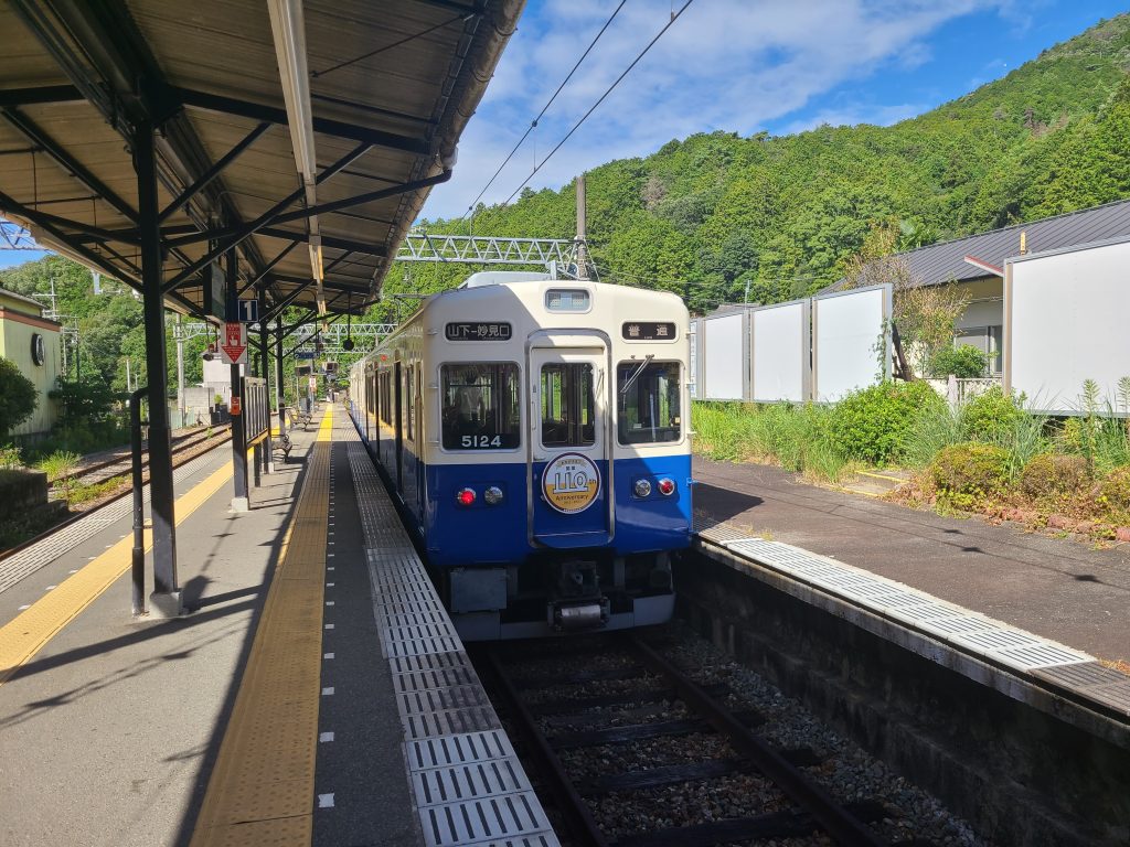 妙見口駅に停車する山下ゆき普通