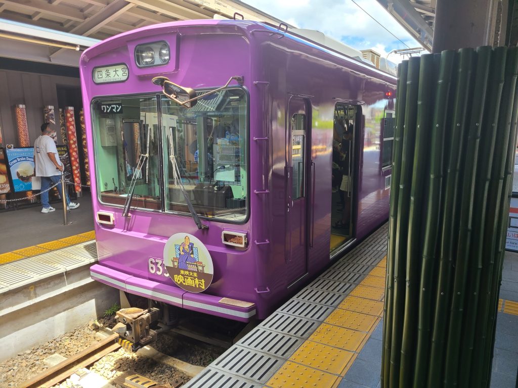 京福電鉄（嵐電）嵐山駅に停車する四条大宮ゆき電車