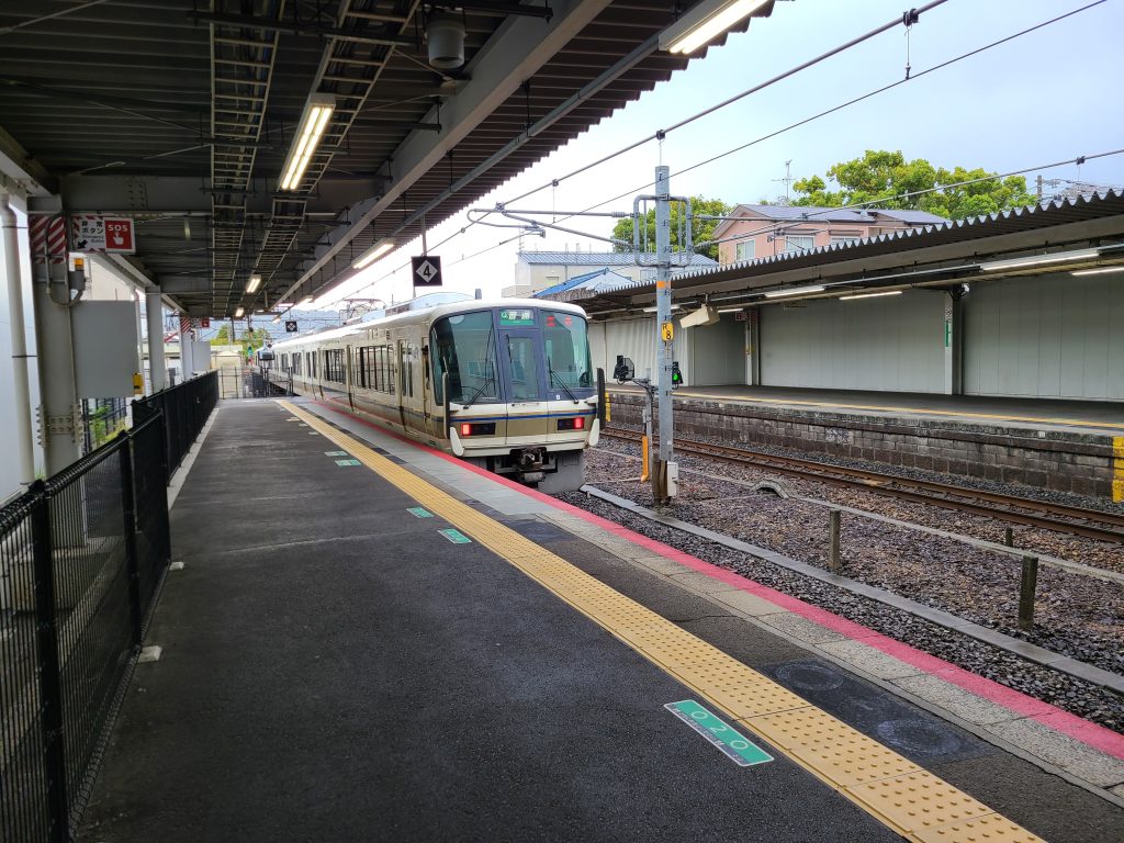 八尾駅を出発する普通王寺ゆき