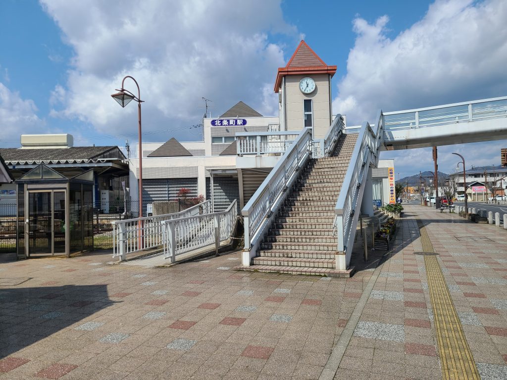 北条鉄道北条町駅駅舎および駅前の風景