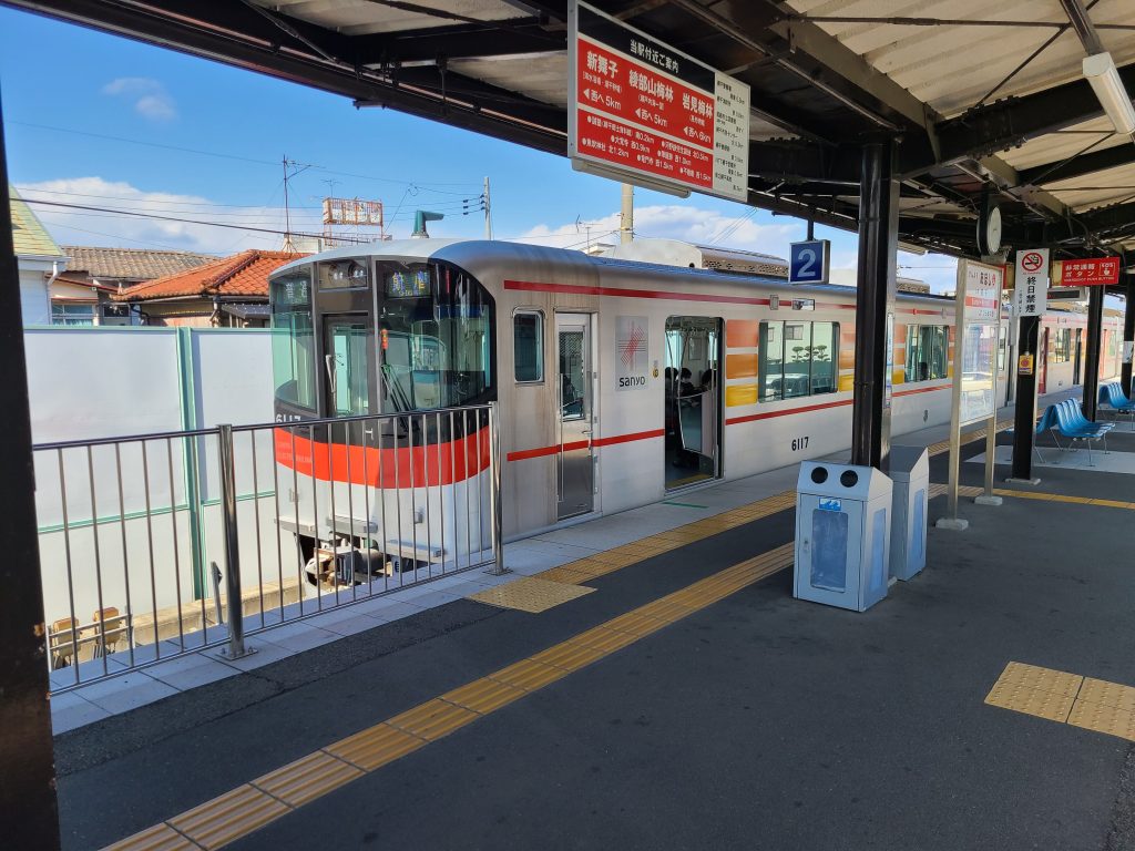 網干駅に停車する網干線飾磨ゆき電車