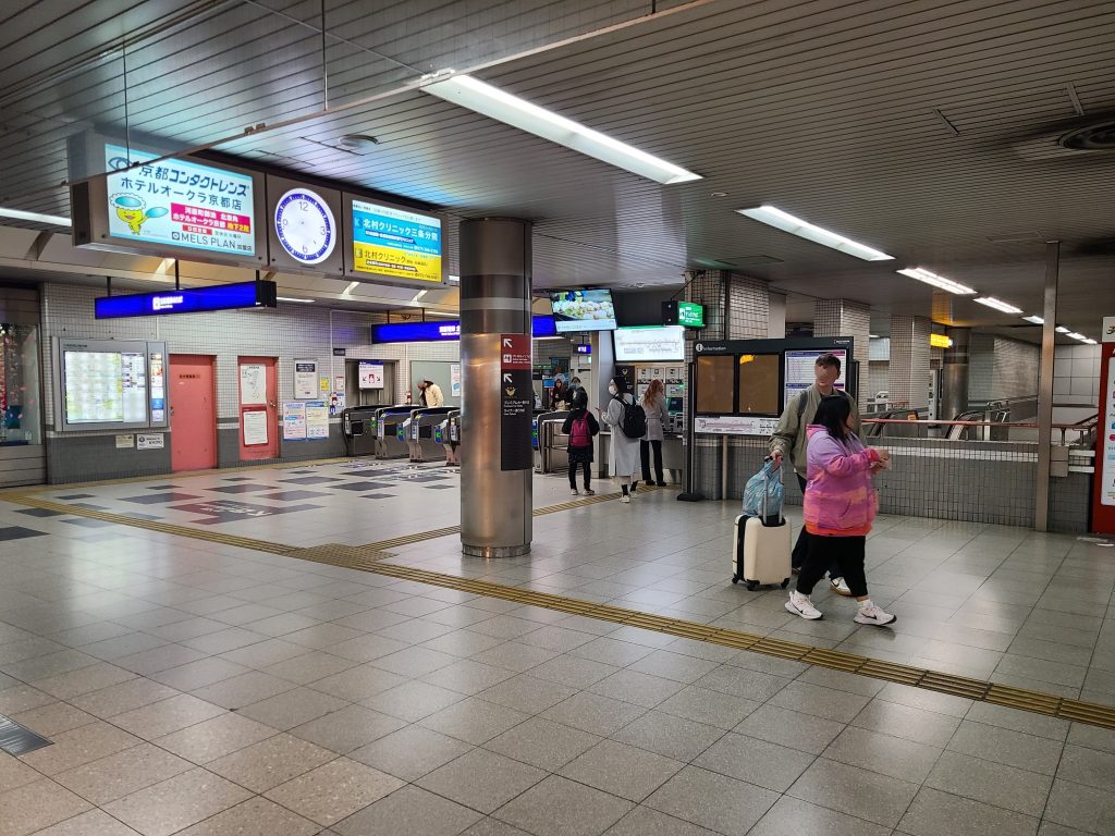 京阪三条駅改札口