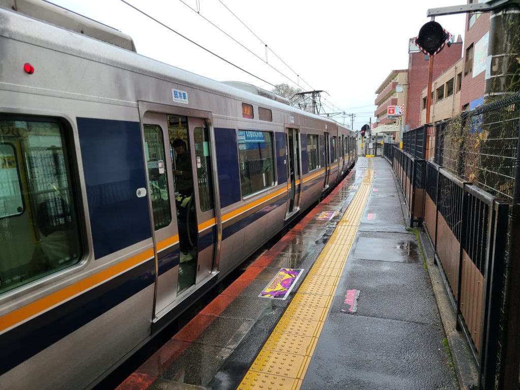 同志社前駅に停車する快速塚口ゆき