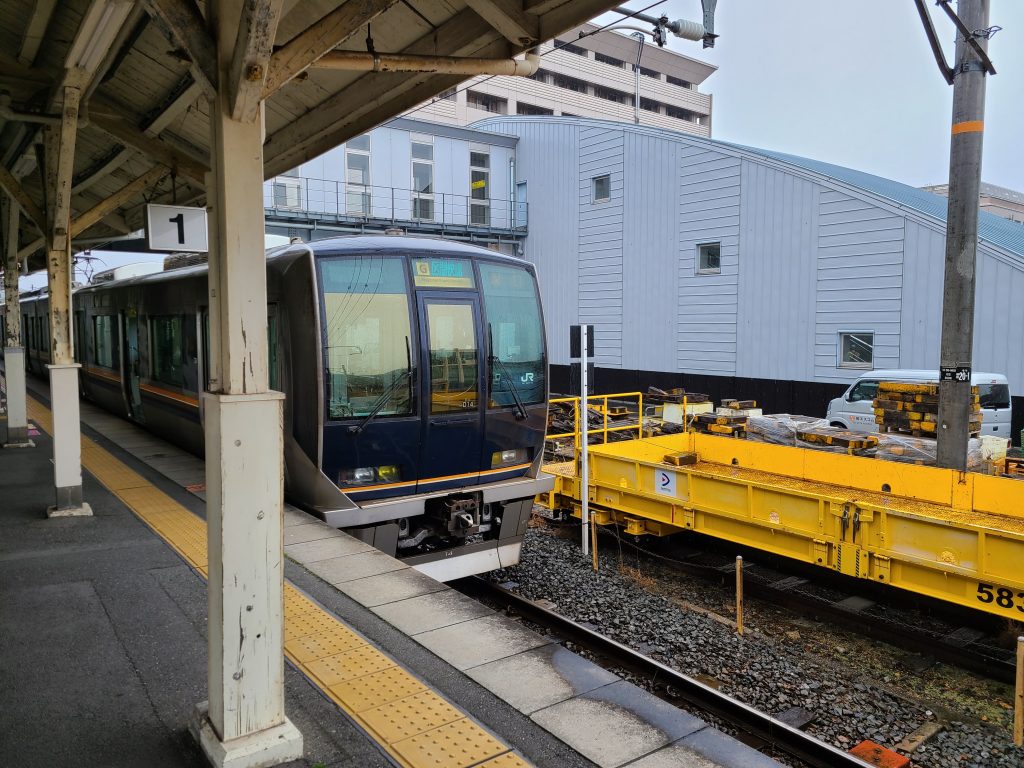 木津駅に停車する区間快速塚口ゆき