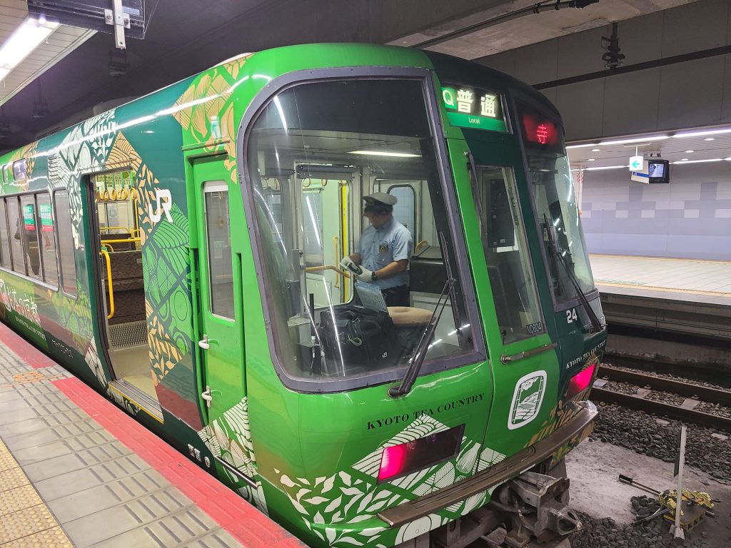 ＪＲ難波駅に停車する普通王寺ゆき211系電車