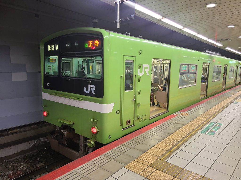 ＪＲ難波駅に停車する普通王寺ゆき201系