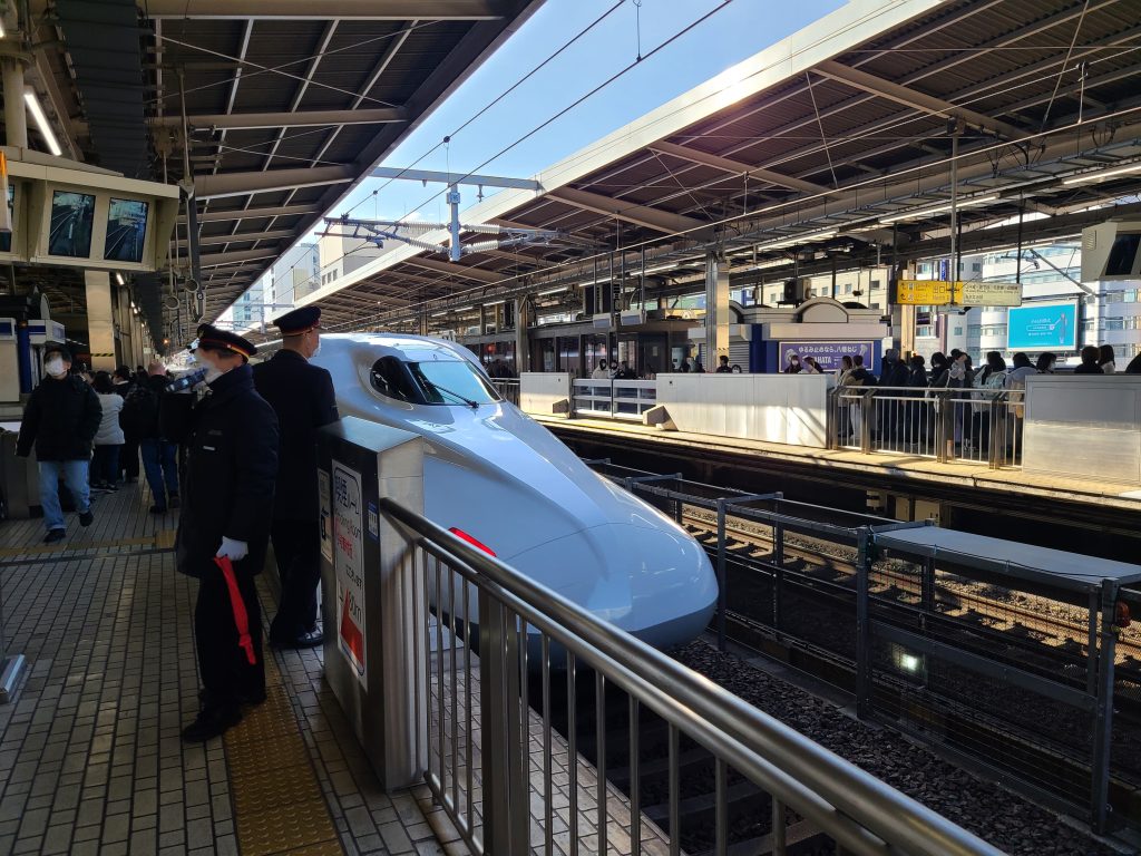 東海道新幹線　名古屋駅を発車するのぞみ号