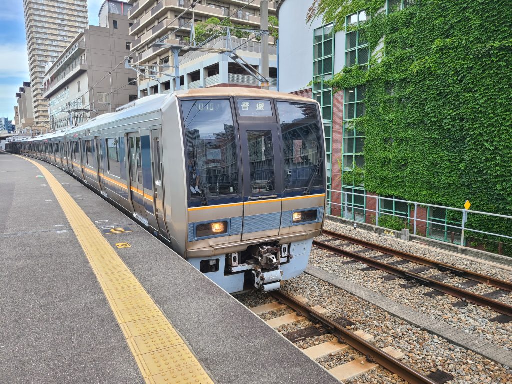 兵庫駅に停車する和田岬ゆき電車