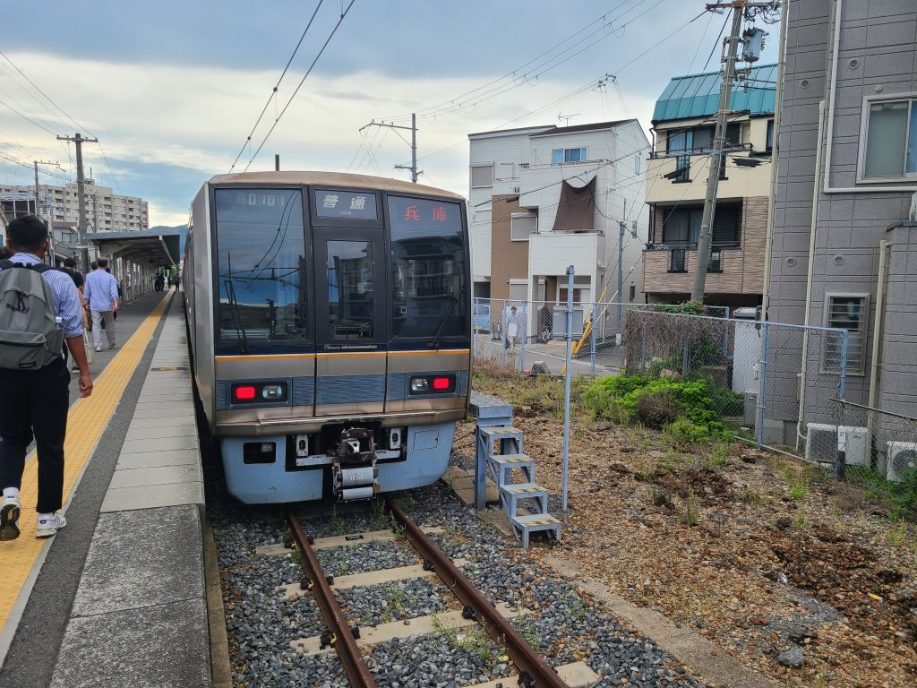 和田岬駅に停車する和田岬線電車