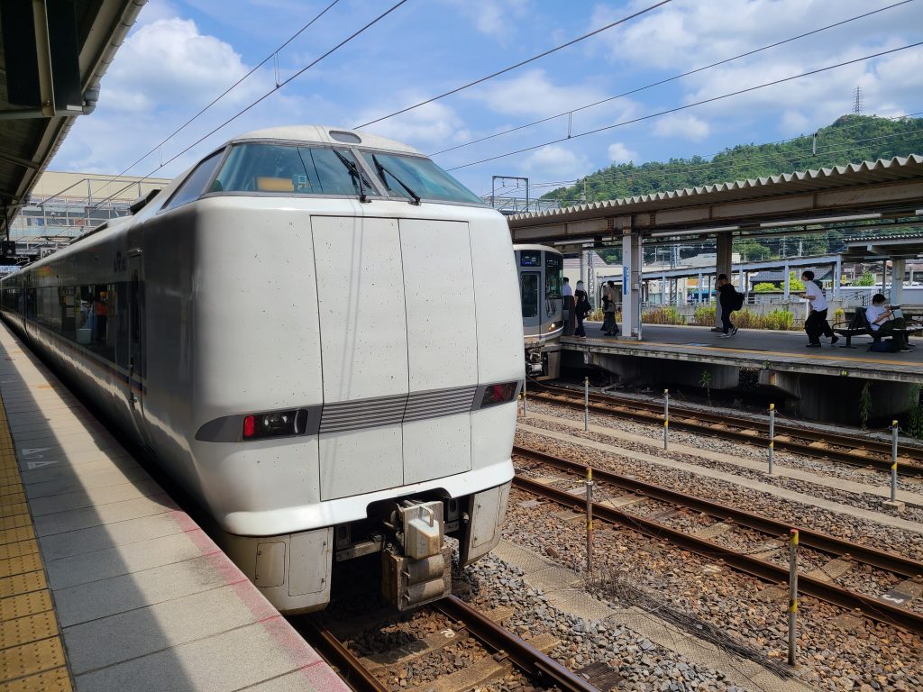 米原駅で出発をまつ特急しらさぎ