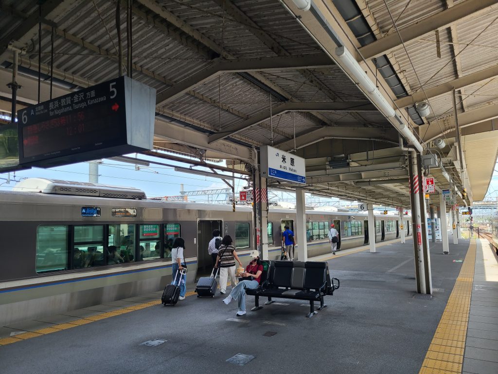 米原駅に停車する新快速