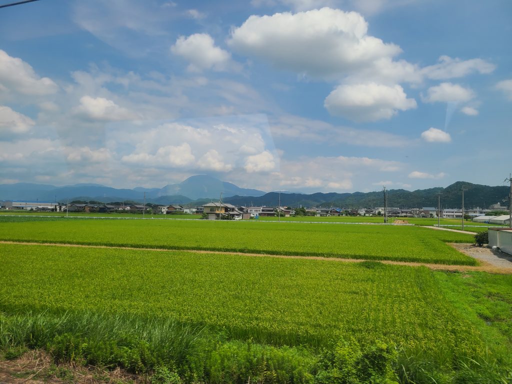 北陸本線の車窓（伊吹山をのぞむ）