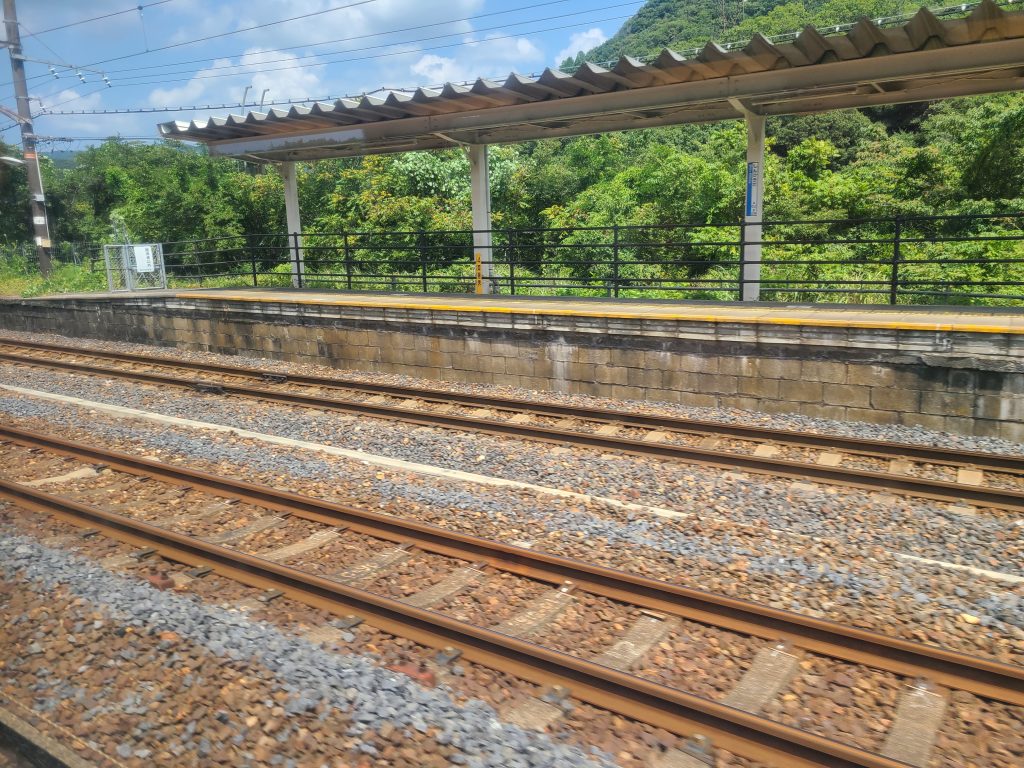 新疋田駅のホーム車窓