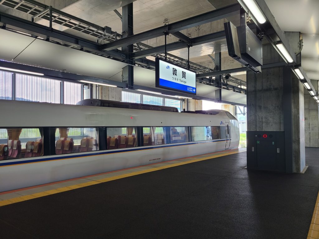 敦賀駅の停車する特急しらさぎ号