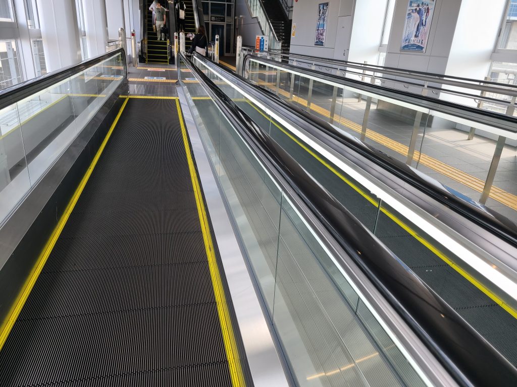 新幹線と在来線の乗り換え通路にある「動く歩道」