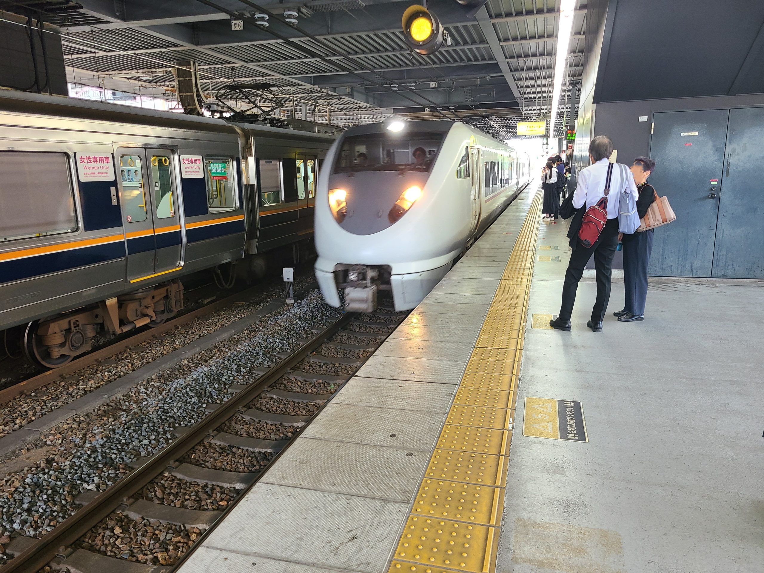 ＪＲ宝塚駅に到着する特急こうのとり