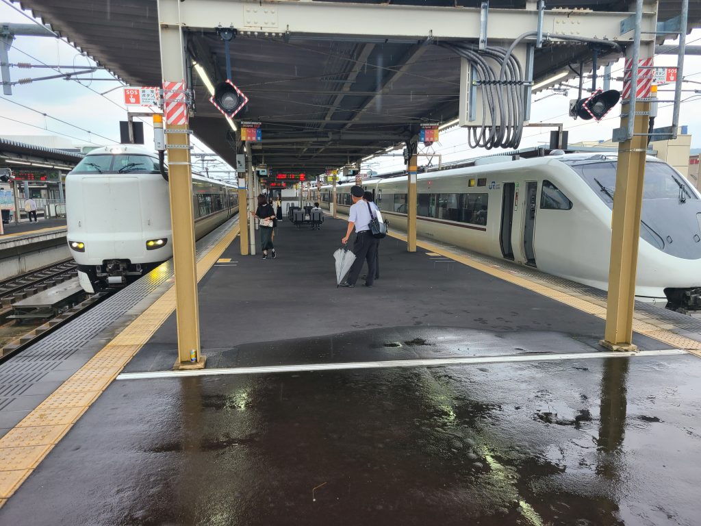 ＪＲ福知山駅に到着した「こうのとり号」と「はしだて号」
