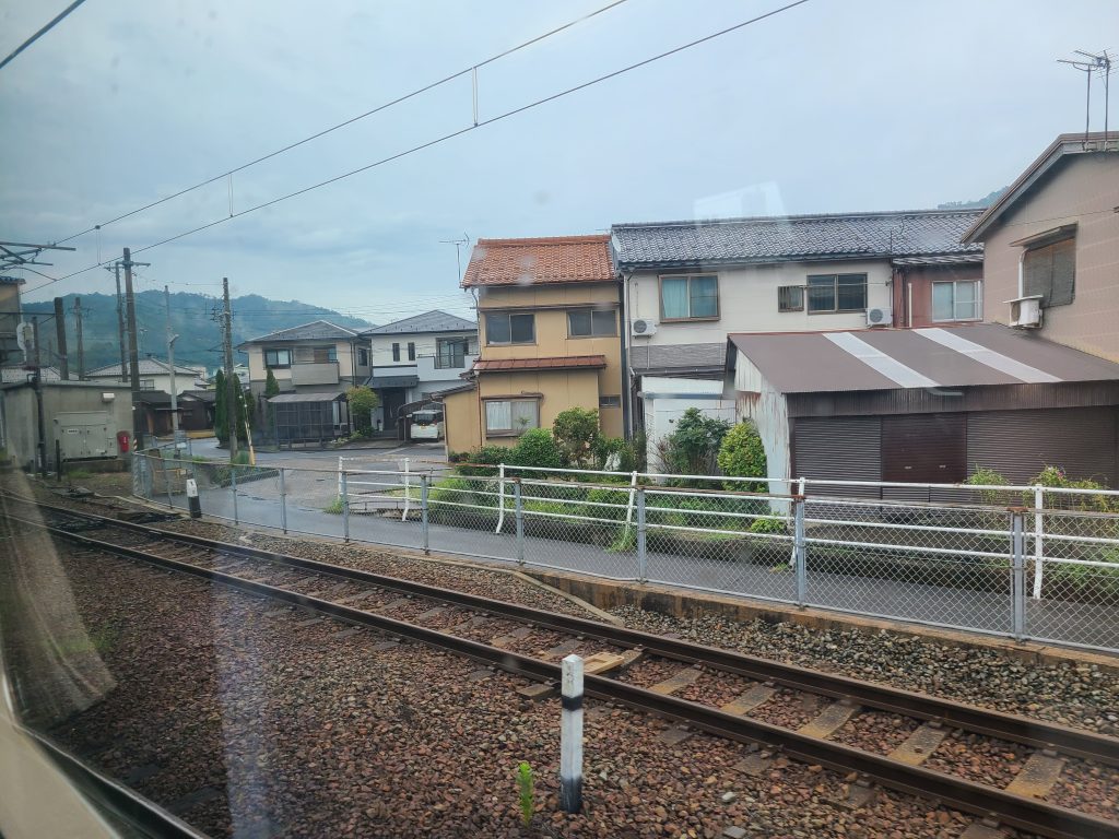 宮津駅を出発した直後の北近畿タンゴ鉄道車窓