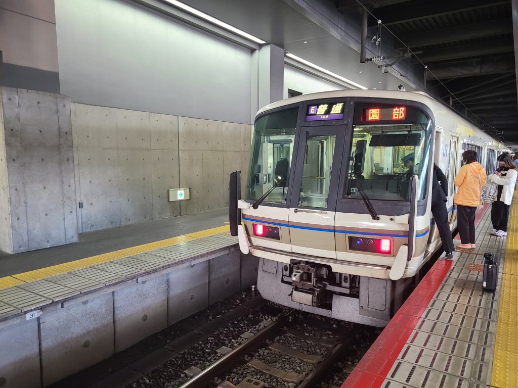 京都駅に停車する普通園部ゆき