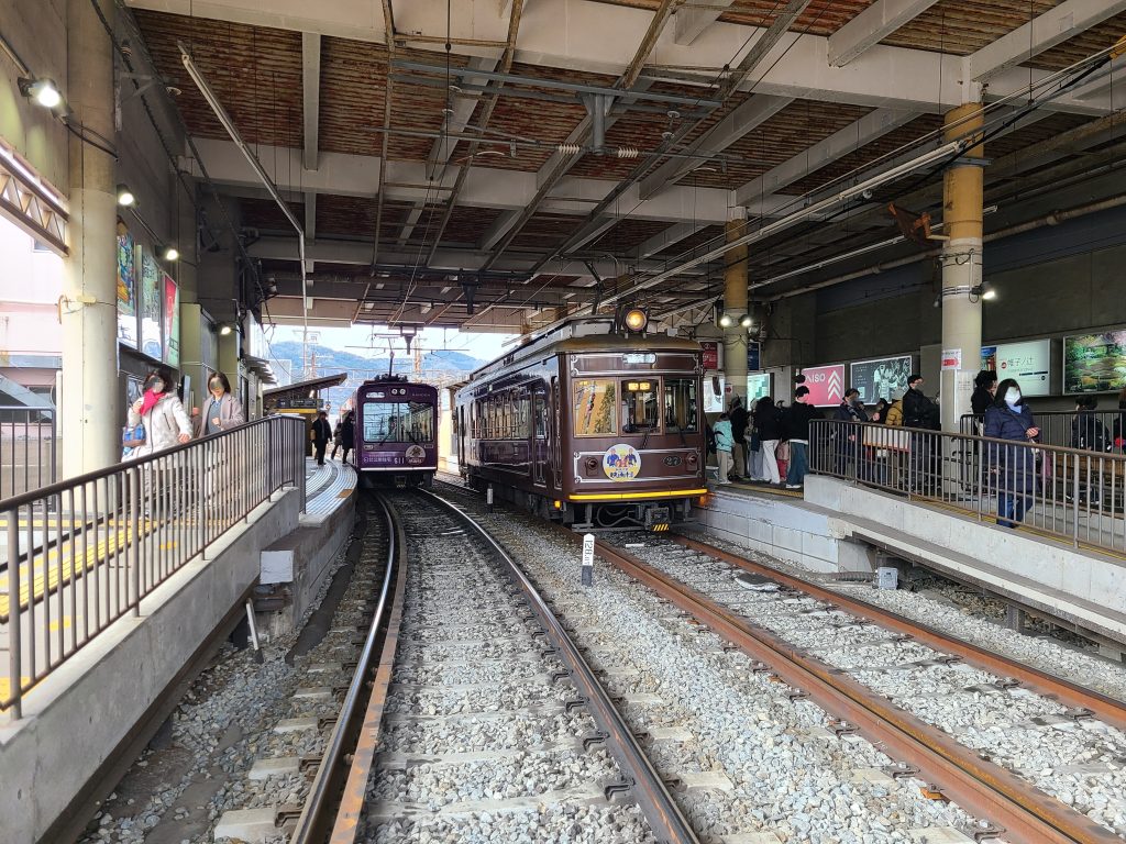 嵐電帷子ノ辻駅に並ぶ電車
