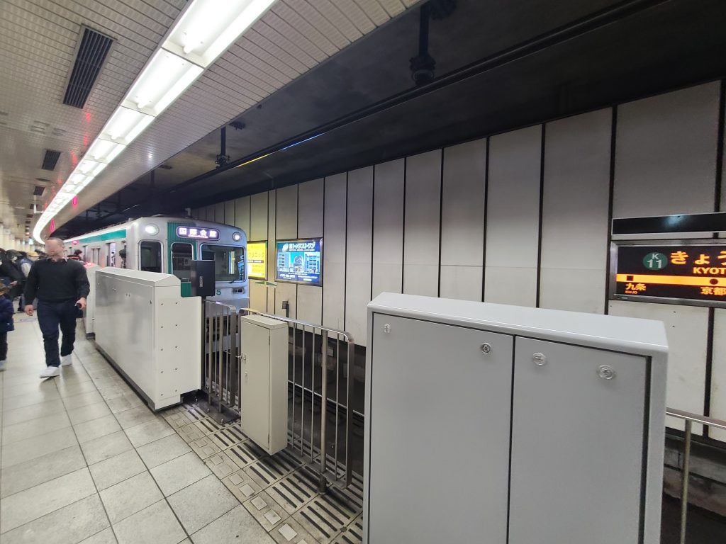 京都市営地下鉄烏丸線京都駅に停車する国際会館ゆき