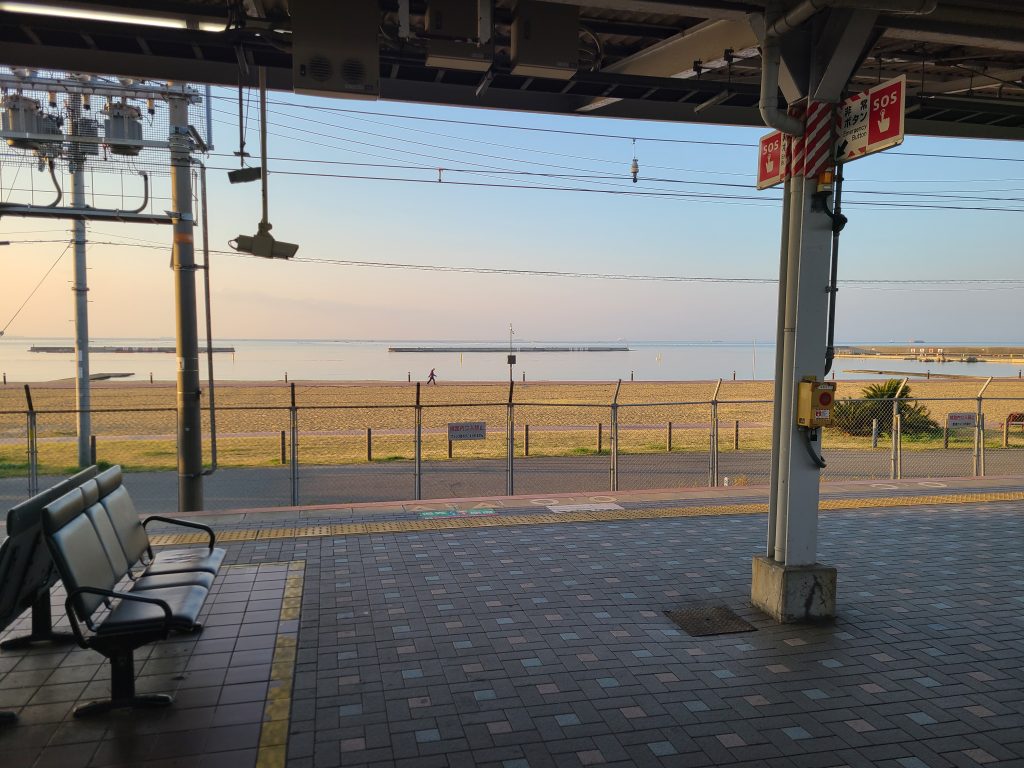 ＪＲ須磨駅から砂浜をみたところ