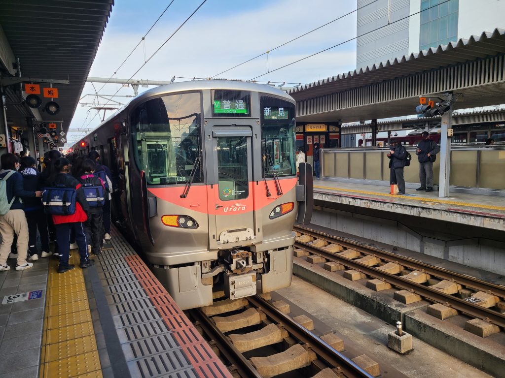 姫路駅に停車する新見ゆき列車