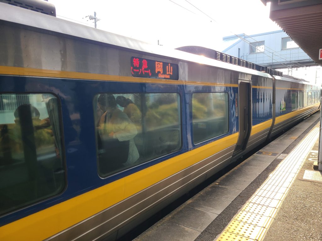 上郡駅に停車する特急スーパーいなば側面写真