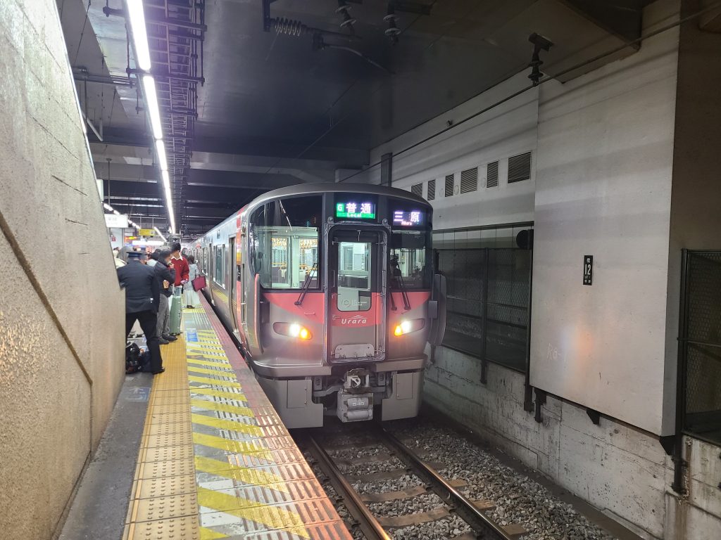 岡山駅に停車する普通：三原ゆき