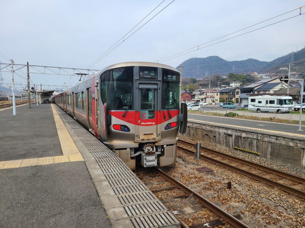 糸崎駅に停車する大野浦ゆき電車