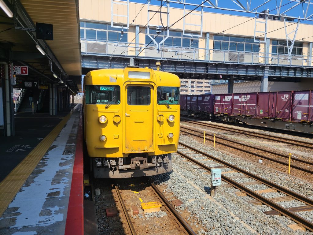 岩国駅の停車する普通下関ゆき電車前面