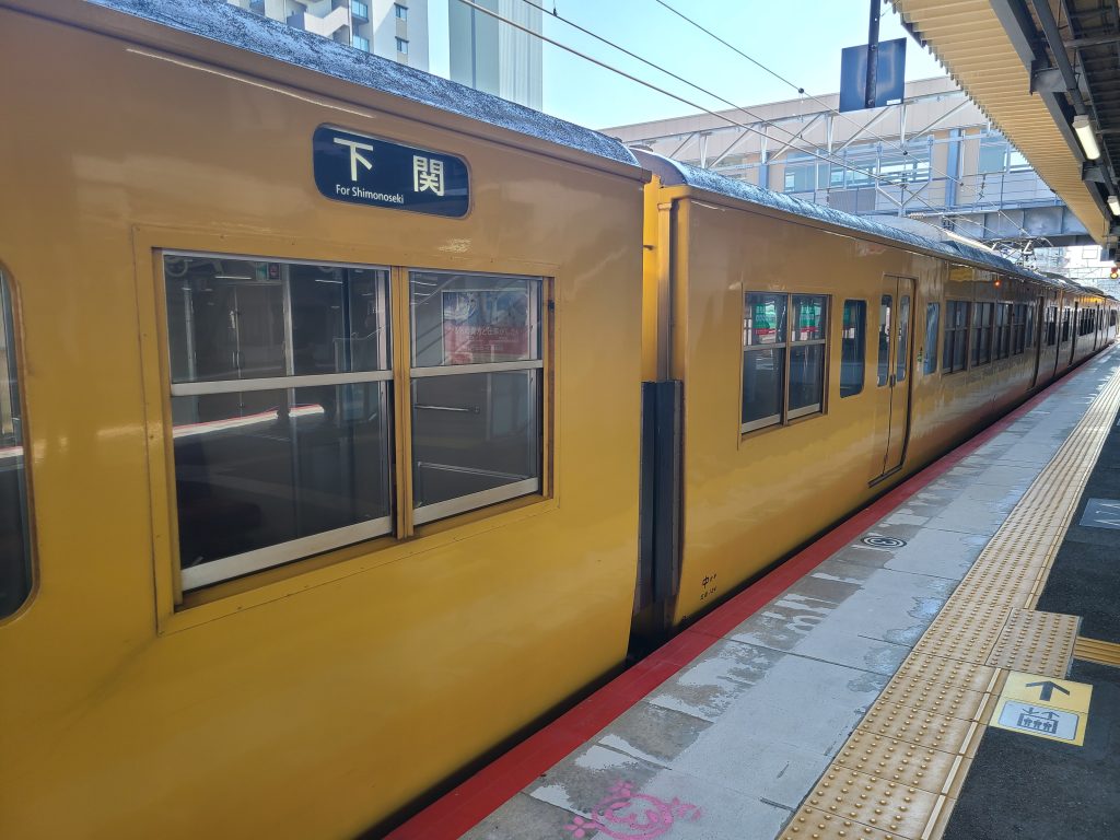 岩国駅に停車する普通下関ゆき側面