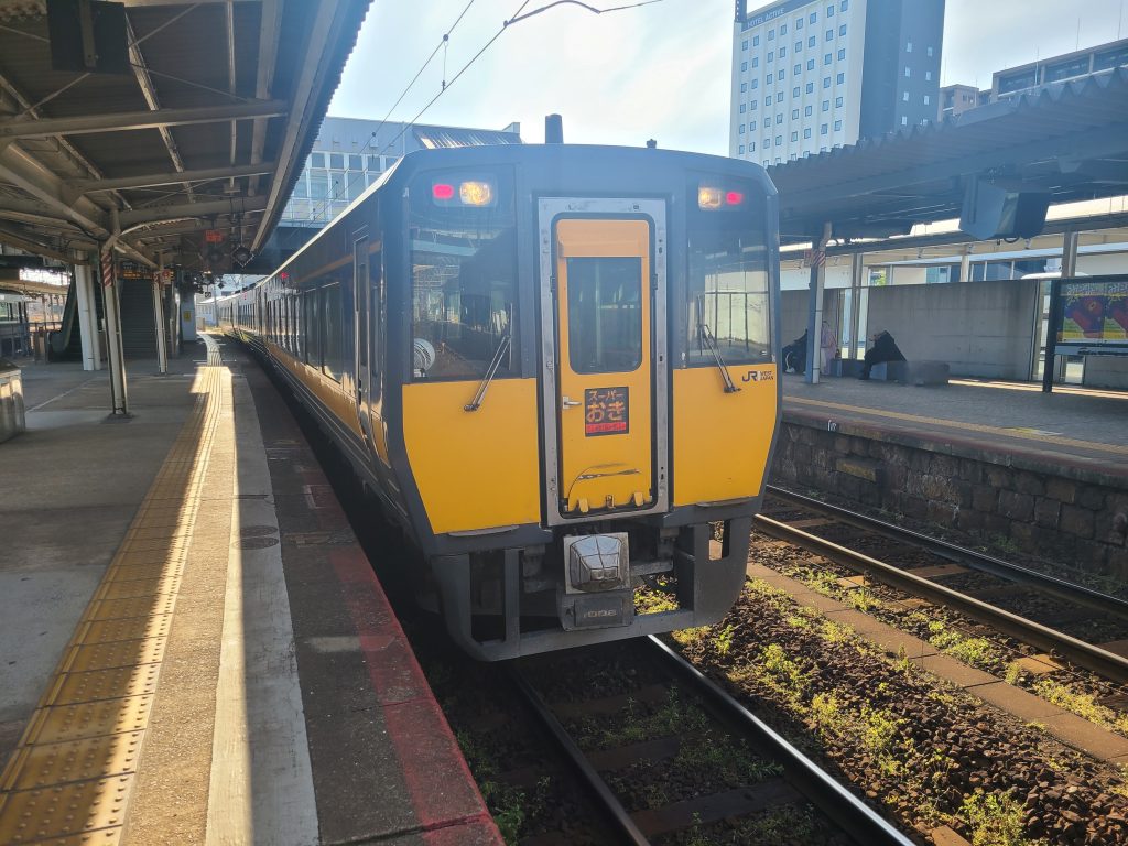 新山口駅に停車する特急スーパーおき号米子ゆき前面