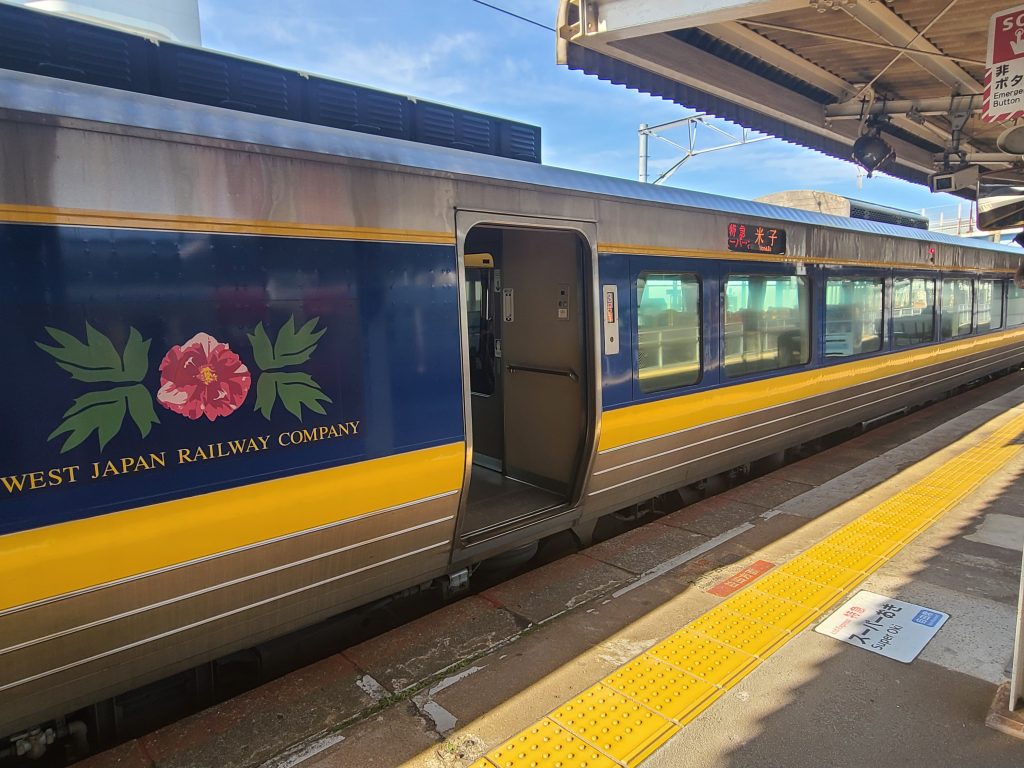 新山口駅に停車するスーパーおき号側面