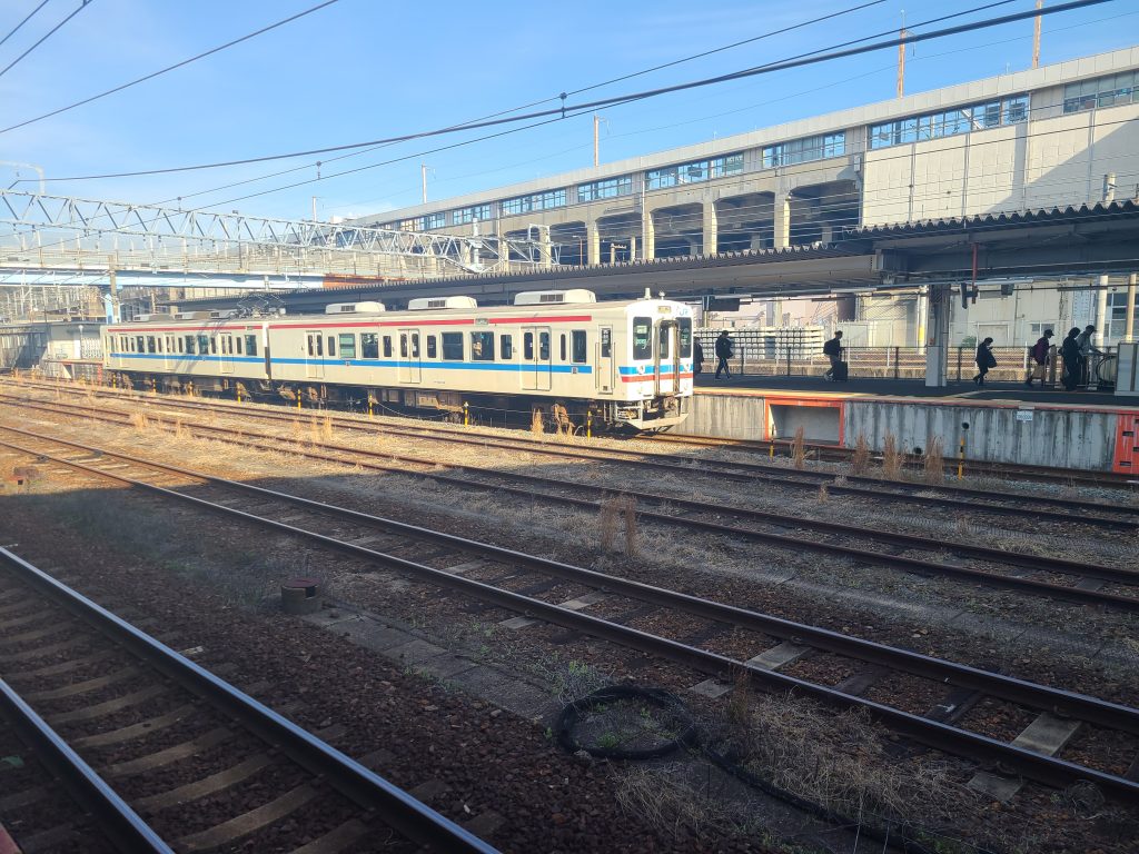 新山口駅に停車する宇部線列車