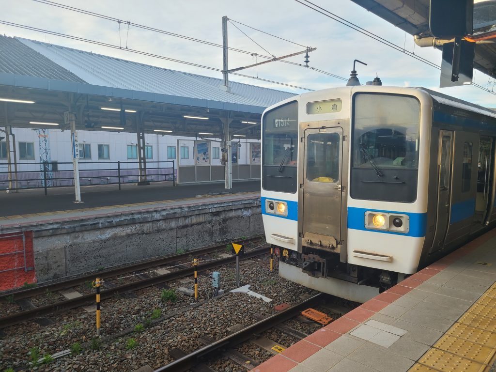 下関駅に停車する普通：小倉ゆき