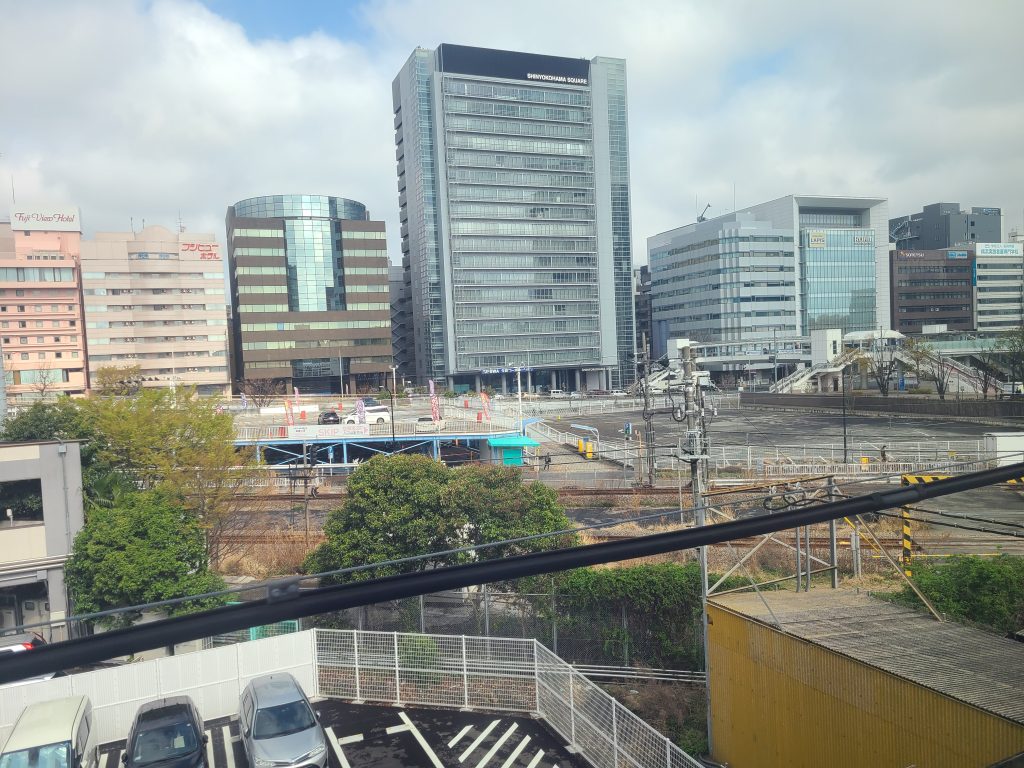 東海道新幹線（新横浜駅付近車窓）