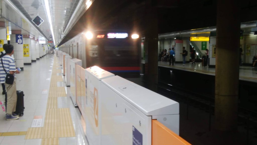 空港第２ビル駅に到着する特急成田空港ゆき